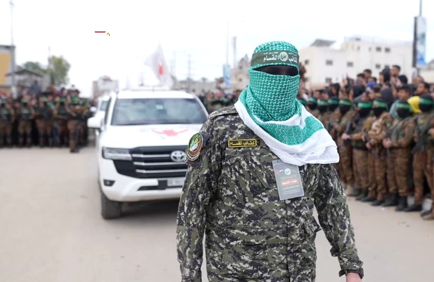 "القسام" تبث مشاهد من تسليم الدفعة الخامسة من الأسرى الإسرائيليين (فيديو)