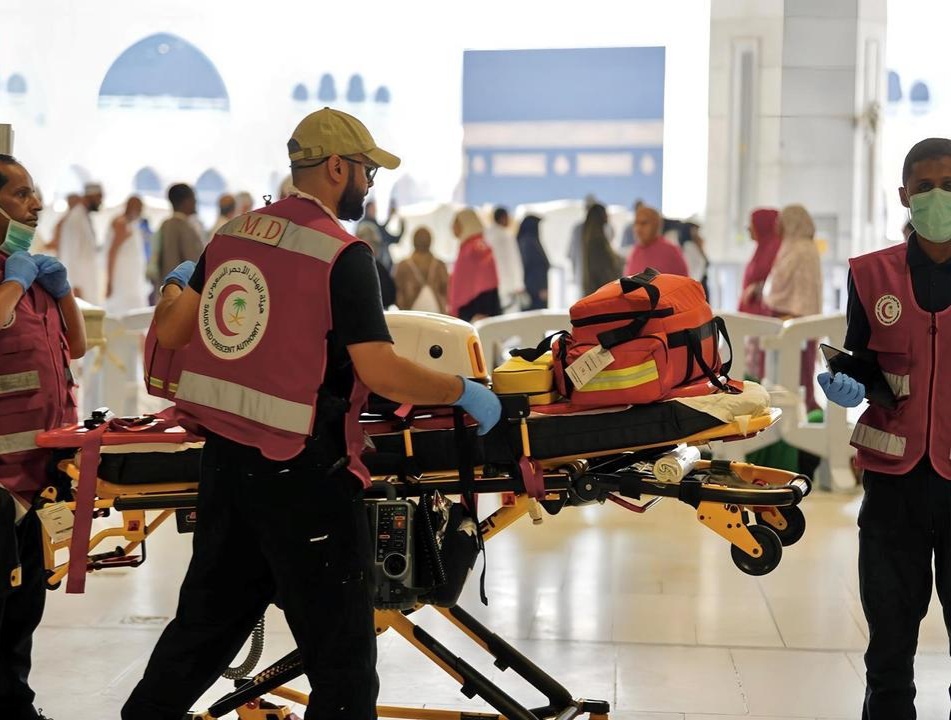إنقاذ معتمر من موقف مميت في صحن الكعبة