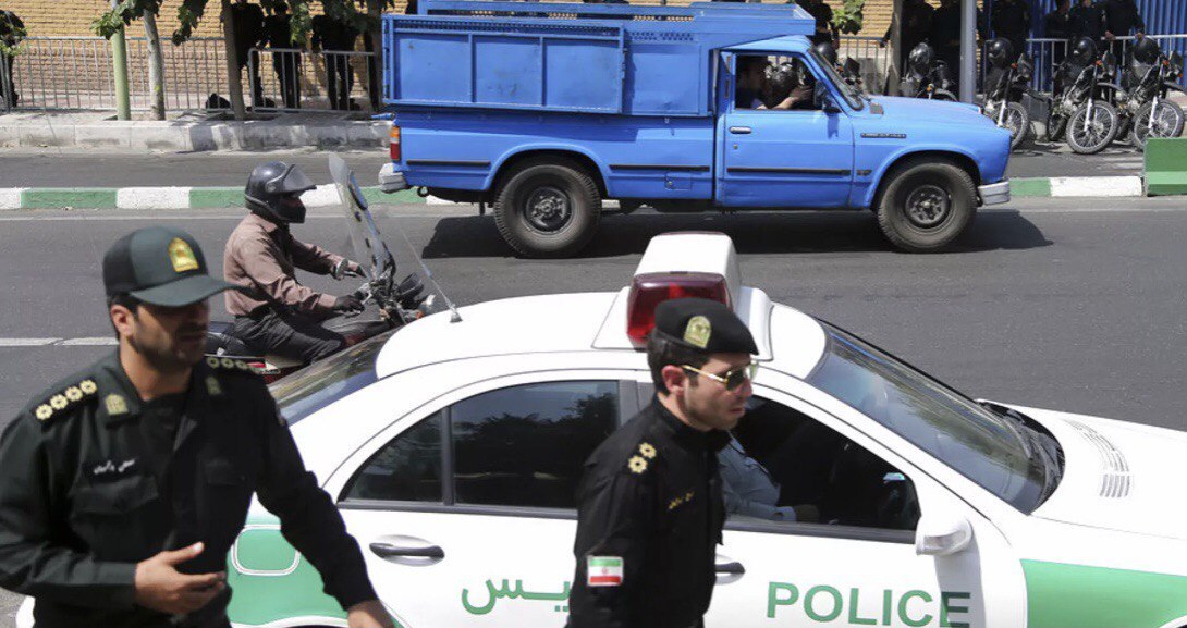 مسلحون مجهولون يفجرون قنبلة صوتية في مبنى حكومي بإيران (فيديو)