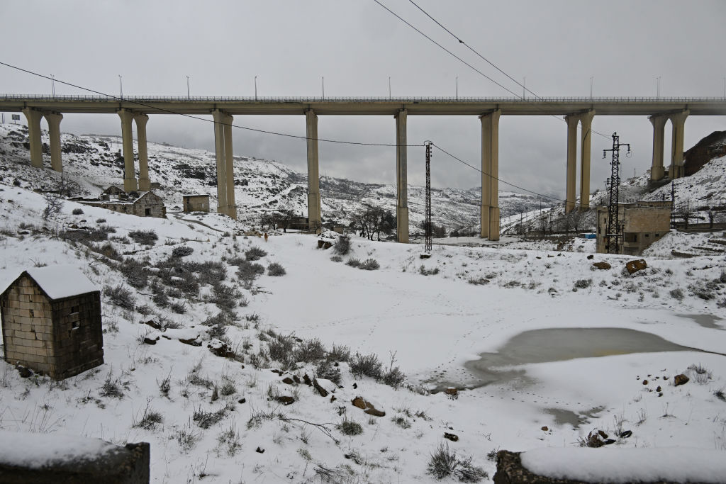 الثلوج تقطع 7 طرق جبلية في لبنان