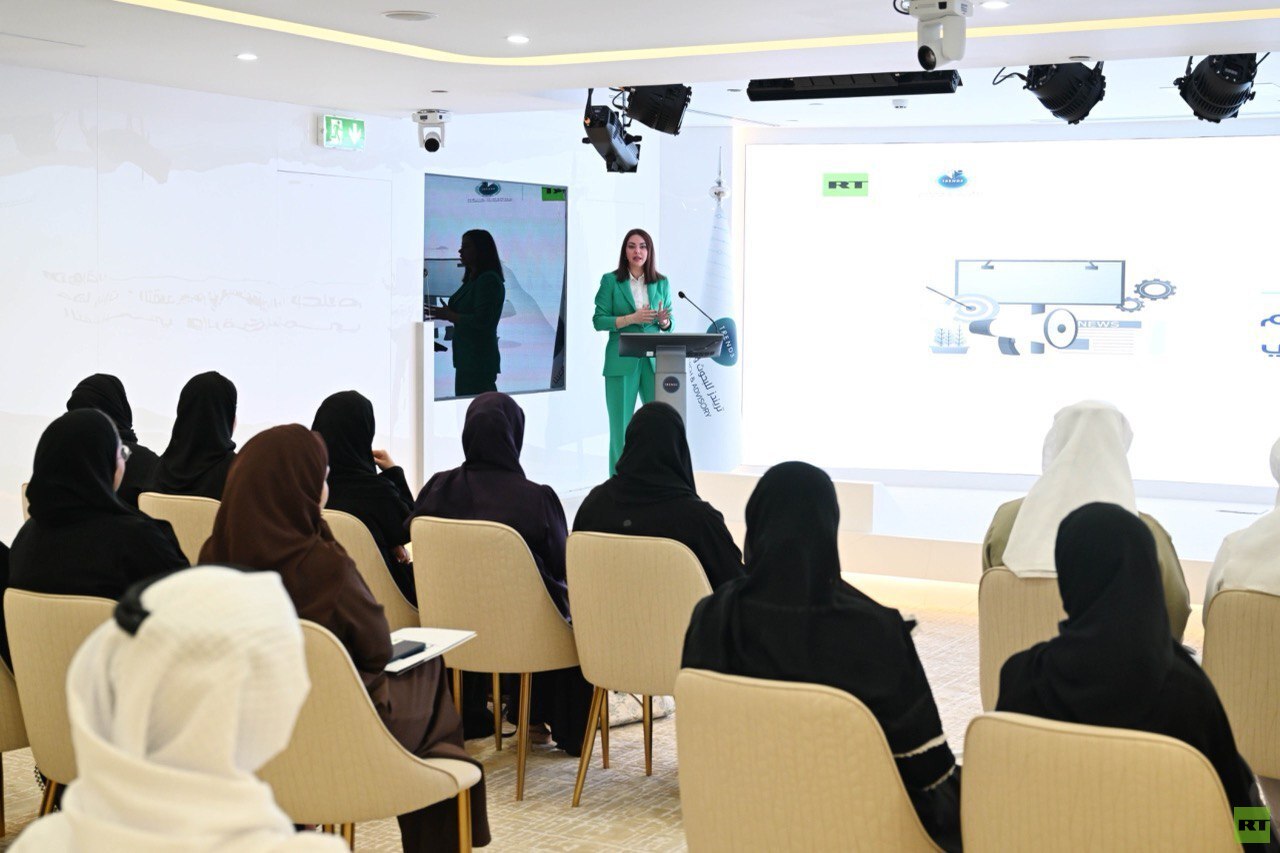 صحافيون إماراتيون يتدربون على أساليب الظهور الإعلامي مع RT Arabic