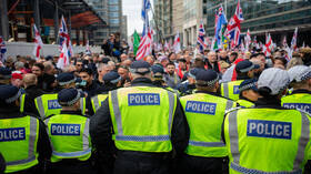 لندن: اعتقال ستة أشخاص خلال مظاهرة لدعم زعيم منظمة يمينية متطرفة