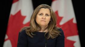 نائبة رئيس الوزراء الكندية السابقة تتهم الولايات المتحدة بالخيانة لفرضها الرسوم الجمركية