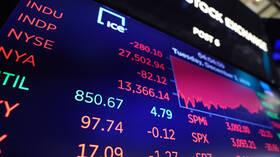 الدولار يقفز.. موجة بيع تضرب الأسواق والبورصات العالمية بعد رسوم ترامب