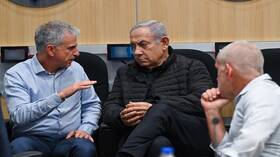 صحيفة "معاريف" تكشف عن سببين يدفعان نتنياهو لإقالة رئيس "الشاباك" من فريق التفاوض مع حماس