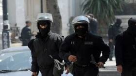 تونس.. مواجهات ليلية بين الأمن ومحتجين بمدينة سوسة بعد إضرام شاب النار بنفسه في مركز أمني (فيديو)