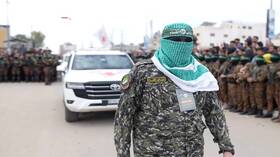 "القسام" تبث مشاهد من تسليم الدفعة الخامسة من الأسرى الإسرائيليين (فيديو)