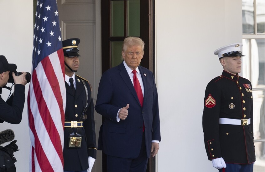 ترامب يترقب خطوات زيلينسكي بعد مشادة البيت الأبيض والمساعدات مهددة بالتوقف