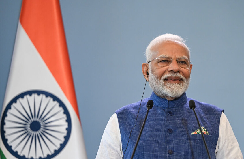 رئيس وزراء الهند يلتقي رائد الفضاء الروسي أوليغ أرتيمييف في نيودلهي (صورة)