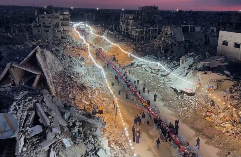 مئات الأشخاص يتوافدون لتناول الإفطار وسط الأنقاض برفح في أول أيام رمضان