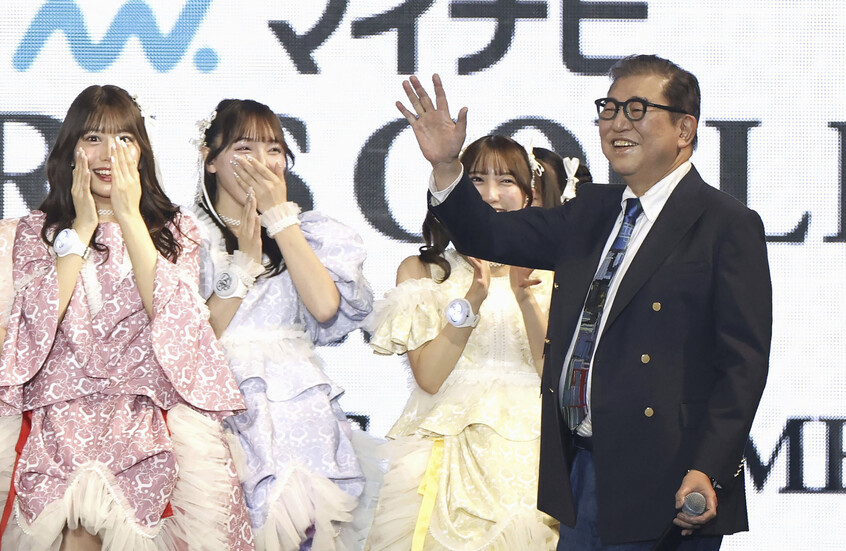 رئيس الوزراء الياباني "الوقور" يفاجئ جمهور عرض أزياء بإطلالة أنيقة دعما لـ"اليابان العصرية" (صور)