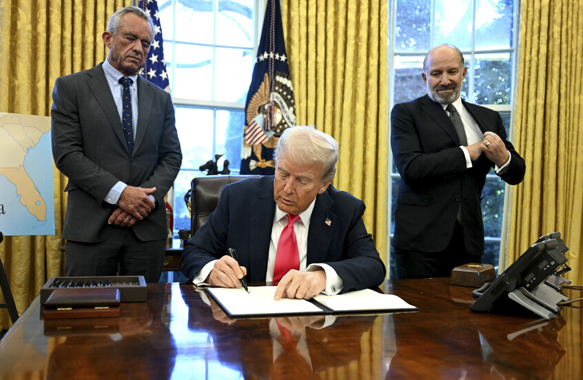 ترامب يوقع أمرا تنفيذيا باعتماد الإنجليزية اللغة الرسمية للولايات المتحدة