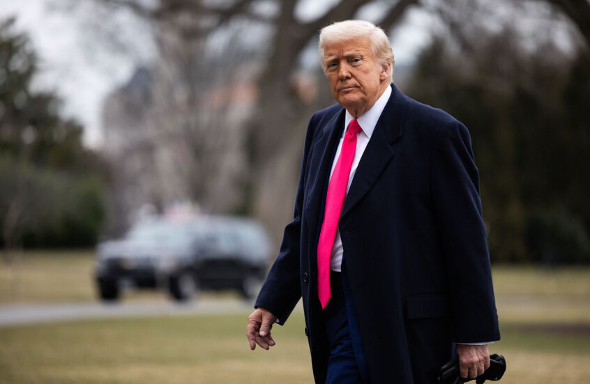 "أكسيوس": ترامب يعقد اجتماعا اليوم لمناقشة الأزمة الأوكرانية بما في ذلك تعليق الدعم العسكري لكييف