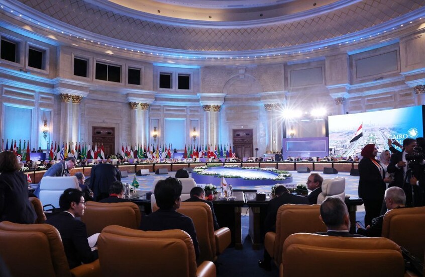 القادة العرب الواصلون والغائبون عن القمة العربية في القاهرة (صور + فيديوهات)