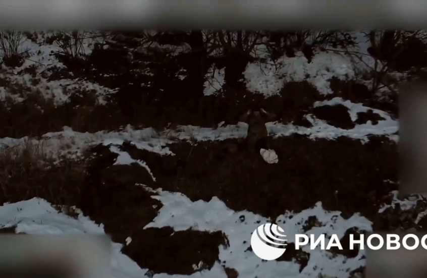 مشاهد لاستسلام جندي أوكراني في مقاطعة دونيتسك