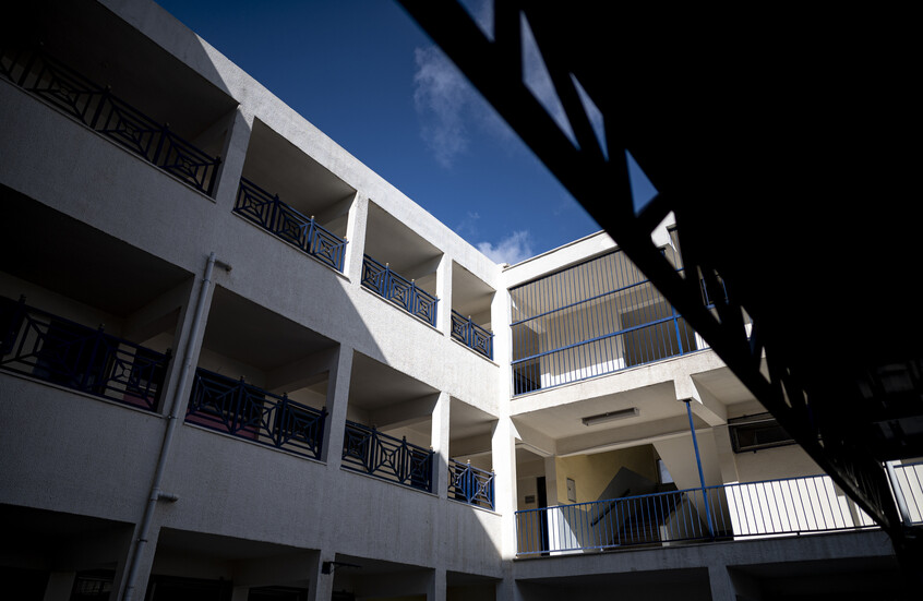 واقعة تهز الأردن.. طالبان يسكبان "الكاز" على زميليهما ويشعلان النار فيه (فيديو)