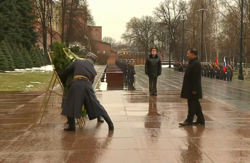 رئيس وزراء ميانمار يضع إكليلا من الزهور على ضريح الجندي المجهول في موسكو