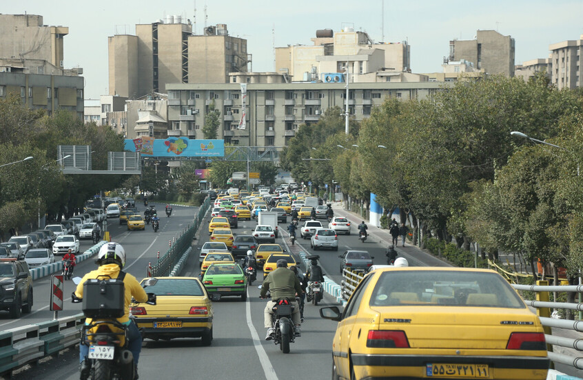إيران.. الحكم بسجن وزيرين سابقين أدينا بتهريب الشاي