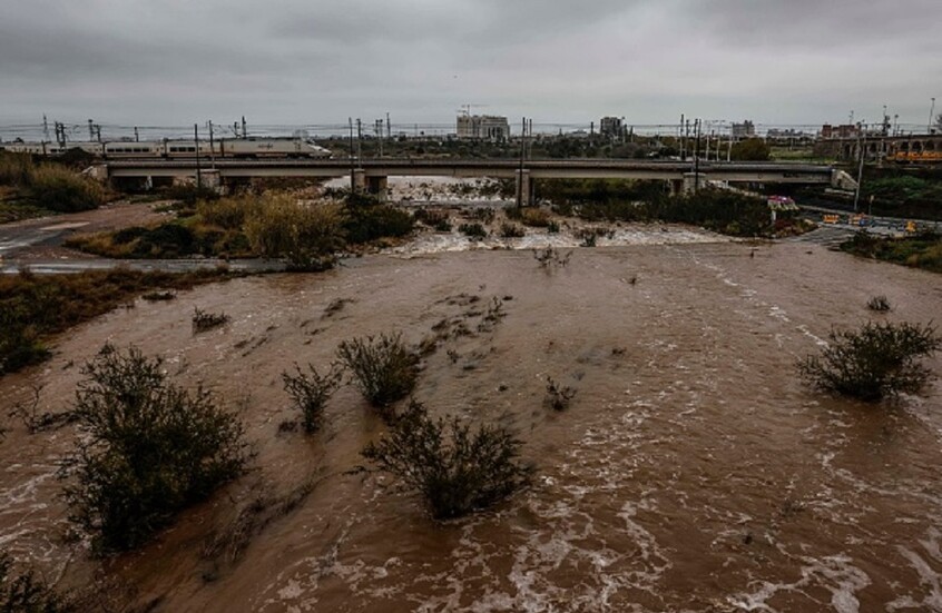 مصرع شخص وإصابة آخرين جراء فيضانات في إسبانيا (فيديو)