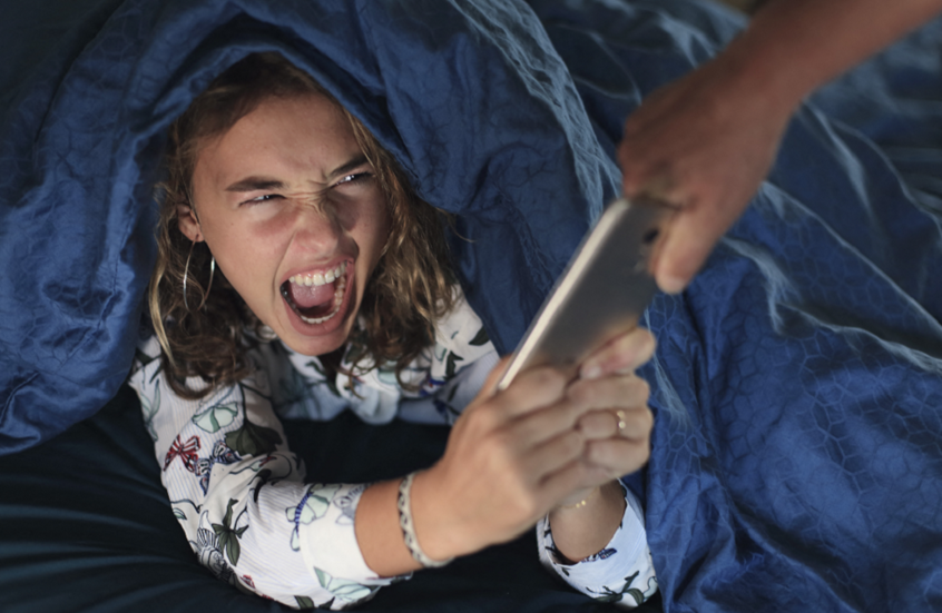 "شبيه بانسحاب الإدمان".. تأثير تقييد استخدام الهواتف الذكية على الدماغ