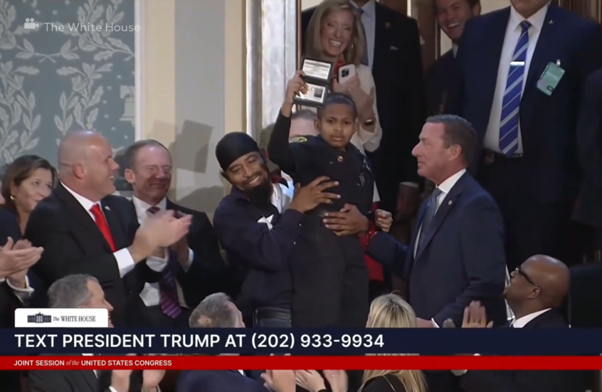 ترامب يكرم طفلا مصابا بسرطان المخ كعميل فخري في الخدمة السرية