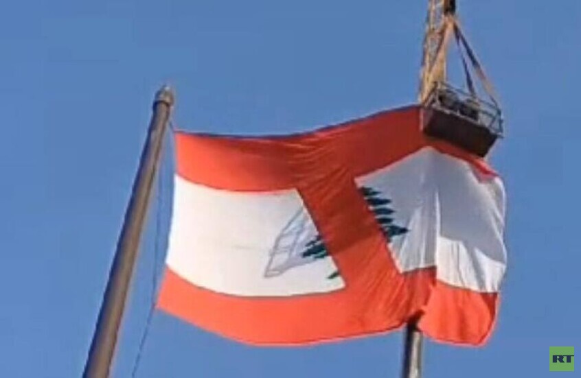 علم بأرزة مشطوبة يثير الجدل في لبنان (فيديو)