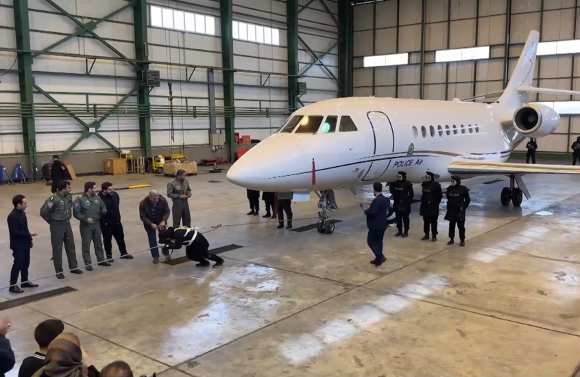 الإيرانية تسجل رقما قياسيا جديدا بسحب طائرة تزن 18 طنا