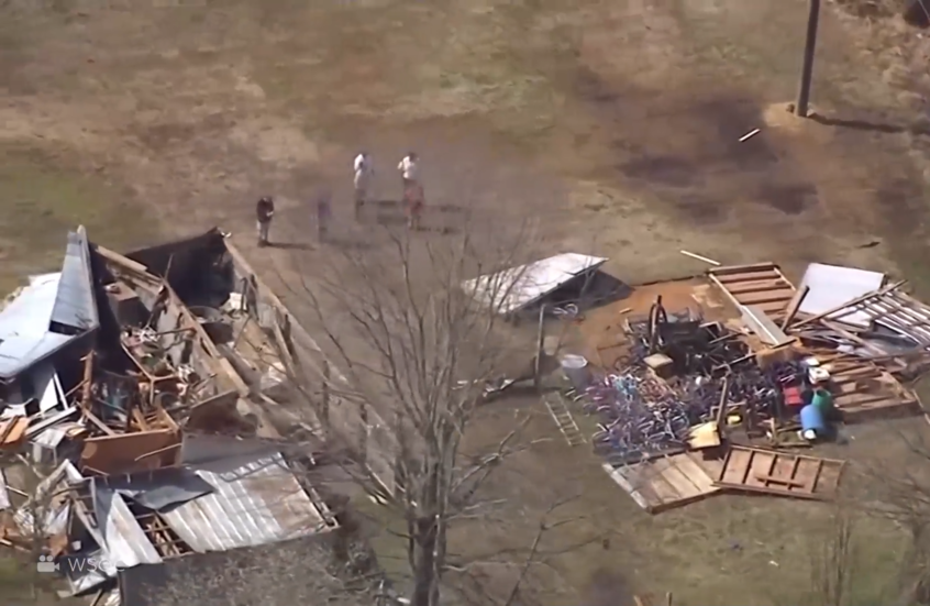 آثار إعصار مدمر ضرب ولاية كارولينا الشمالية