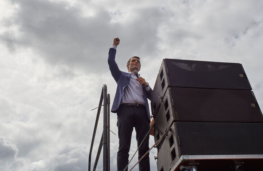 سياسي فرنسي يفضح تفاصيل "فخ كامل" ينصبه ماكرون والاتحاد الأوروبي يخص أوكرانيا