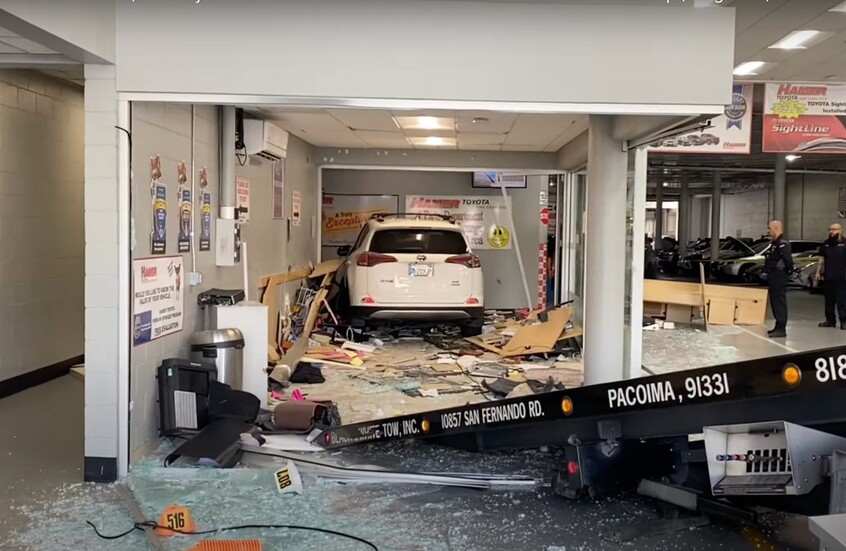 سيارة تقتحم مقر وكالة لبيع السيارات بولاية كاليفورنيا الأمريكية (فيديو)