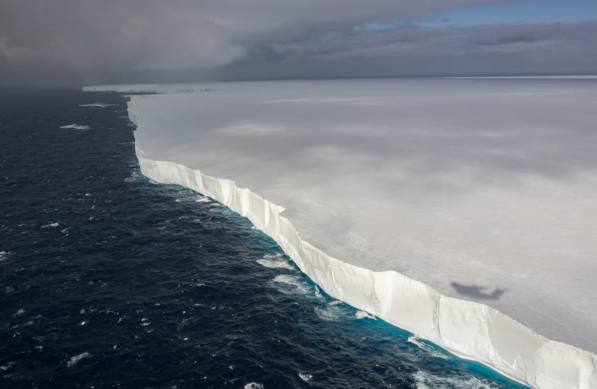 كارثة كبرى تلوح في الأفق بعد تحرك أكبر جبل جليدي في العالم (صور)
