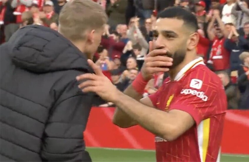 في موقف نادر.. صلاح يطلب قميص لاعب ساوثهامبتون (فيديو)