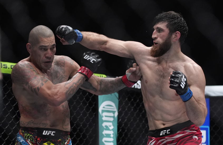 الروسي أنكالايف يهزم أليكس بيريرا ليتوج بلقب بطل "يو إف سي" لوزن خفيف الثقيل (فيديو)