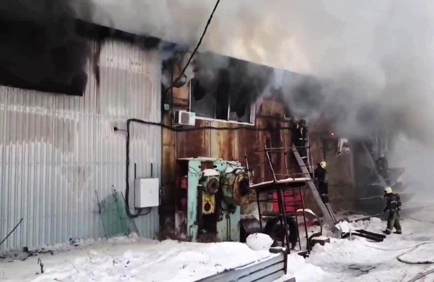 حريق في مستودع بمقاطعة سمارا الروسية بعد إسقاط 3 مسيرات أوكرانية (فيديو)