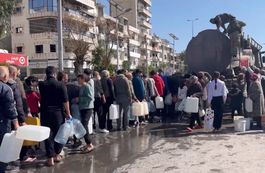 أهالي اللاذقية يصطفون في طوابير للحصول على المياه بعد انقطاعها
