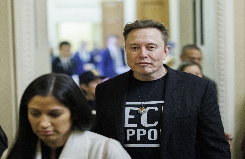 ماسك يصف السيناتور الديمقراطي كيلي بـ "الخائن" بعد زيارته لأوكرانيا