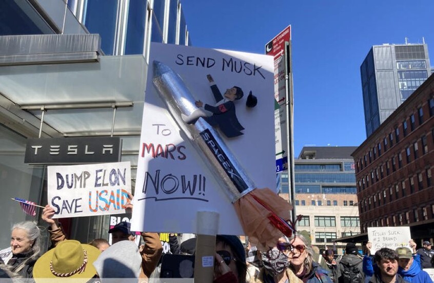 إيلون ماسك ليس حرا في تهديد حرية التعبير