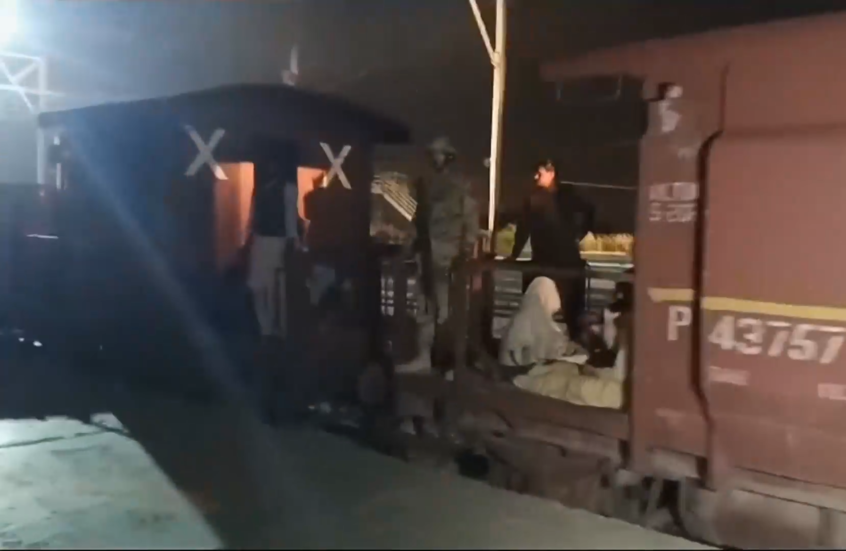 إطلاق سراح جزء من الرهائن بعد هجوم شنه مسلحون باكستانيون على قطار فيه مئات الركاب