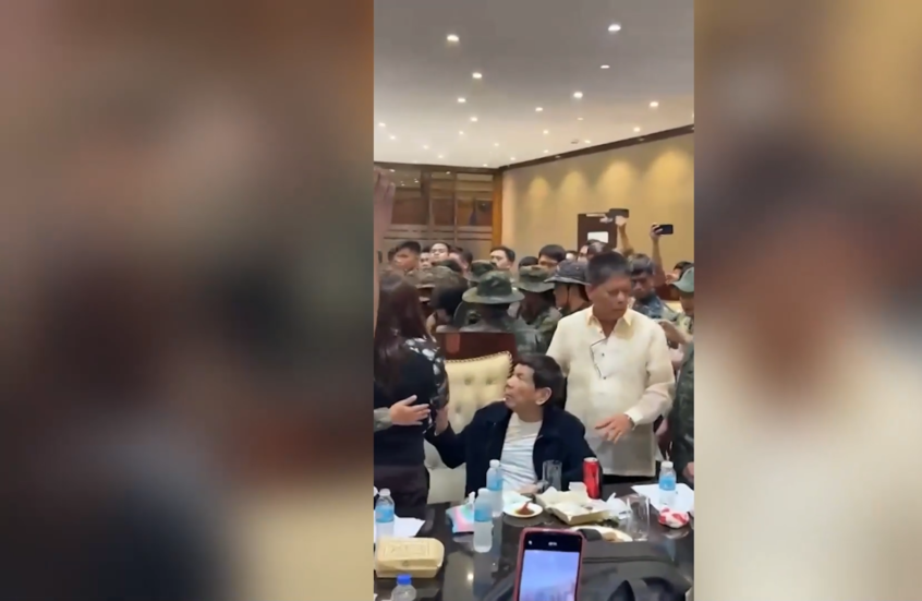 رصد رئيس الفلبين السابق دوتيرتي في قاعدة جوية قبيل نقله إلى لاهاي للمحاكمة