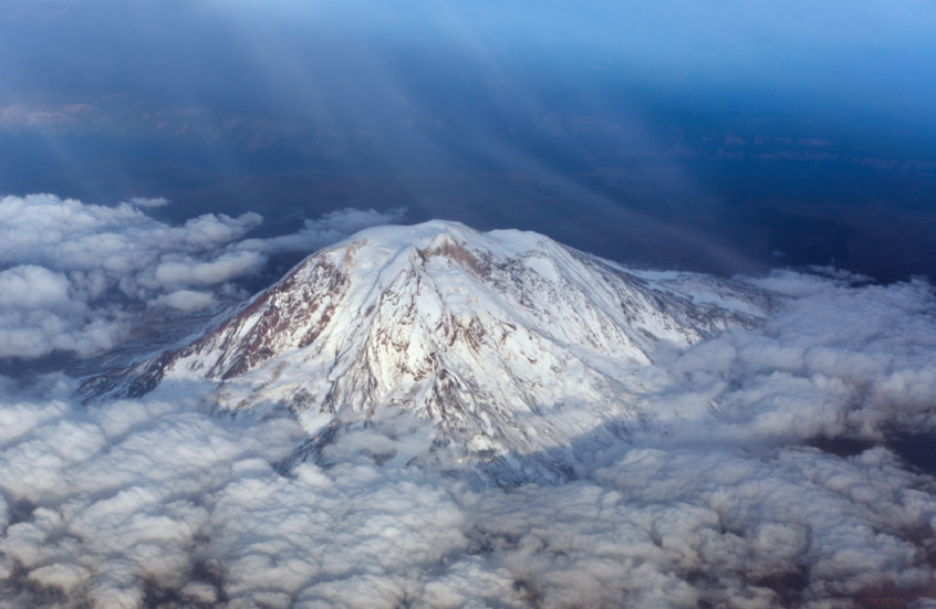 سلسلة زلازل حول بركان في واشنطن تثير مخاوف من ثوران وشيك