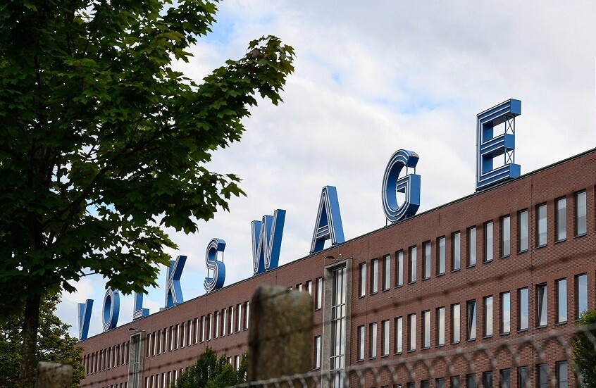 "فولكسفاغن": منفتحون على المناقشات بشأن إنتاج مركبات النقل العسكرية