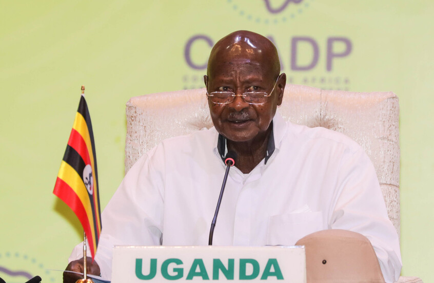 الأمن الأوغندي يحتجز شابا حاول الاقتراب من رئيس الدولة خلال تجمع (فيديو)