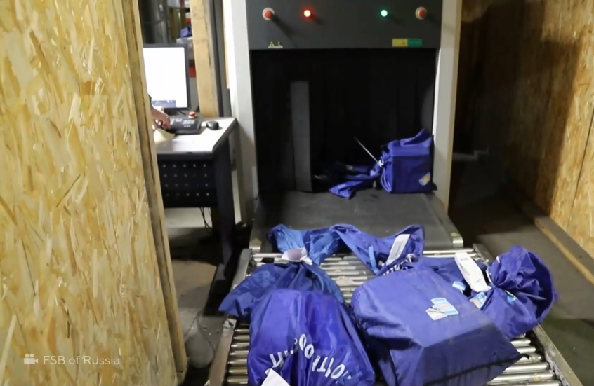 الأمن الفيدرالي الروسي يعرض طرودا مموهة على هيئة قوارير عطور جرى تفخيخها لاغتيال عسكريين روس