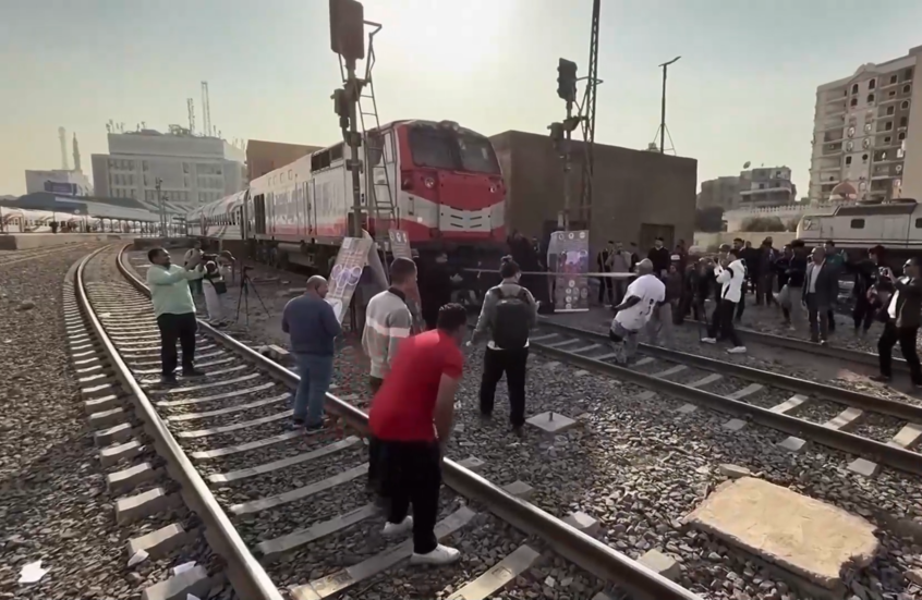 مصري يحطم رقما قياسيا عالميا لسحب قطار بأسنانه