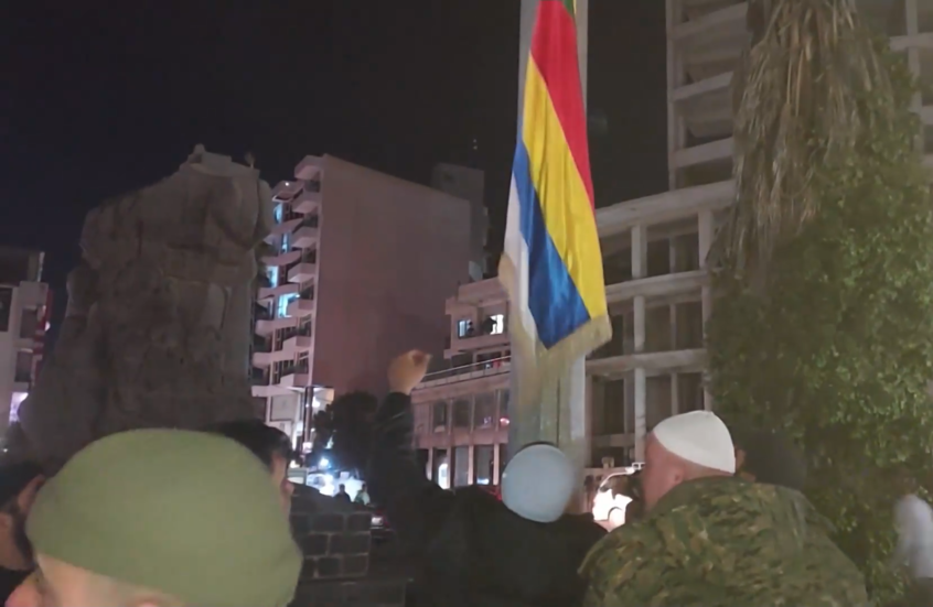 سوريا.. أهالي السويداء يرفعون علم الموحدين الدروز في ساحة تشرين