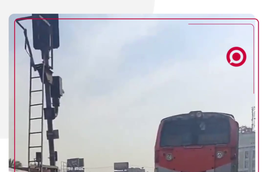 رجل مصري يحطم الرقم القياسي لسحب قطار!