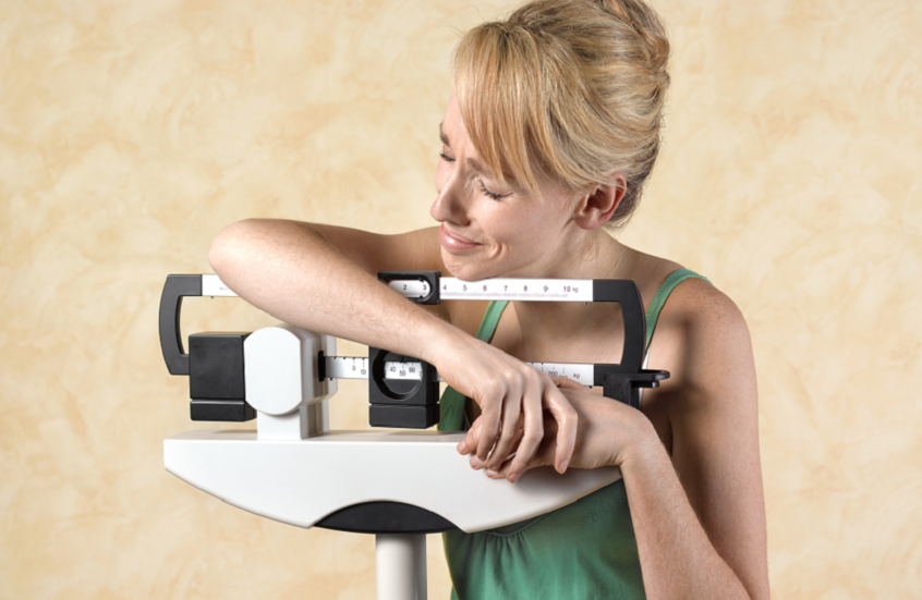 لماذا تزداد صعوبة فقدان الوزن بعد انقطاع الطمث؟