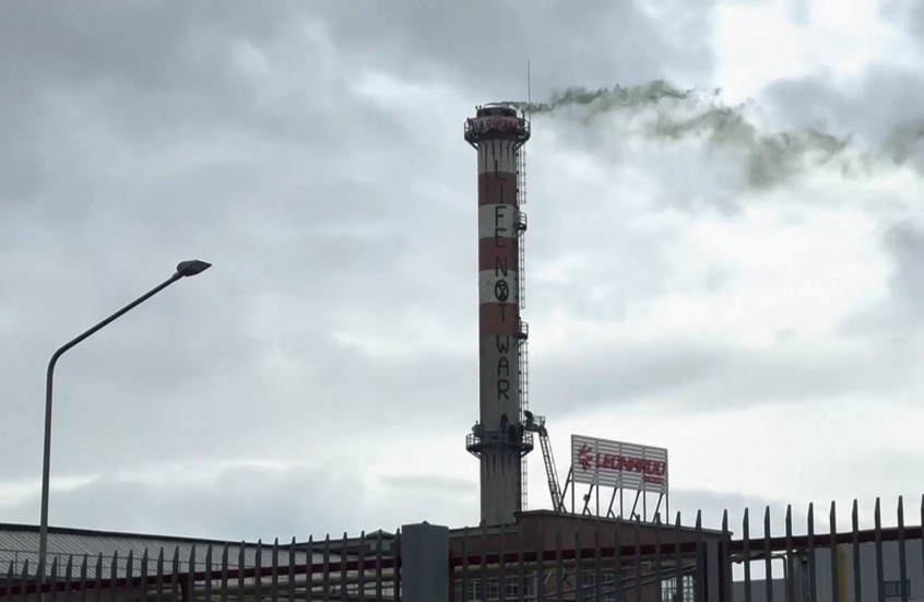 "الحياة لا الحرب".. رسالة نشطاء المناخ من على مدخنة لشركة تصنيع أسلحة في إيطاليا