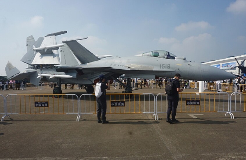 تحطم مقاتلة J-15 صينية ونجاة طيارها (فيديو)