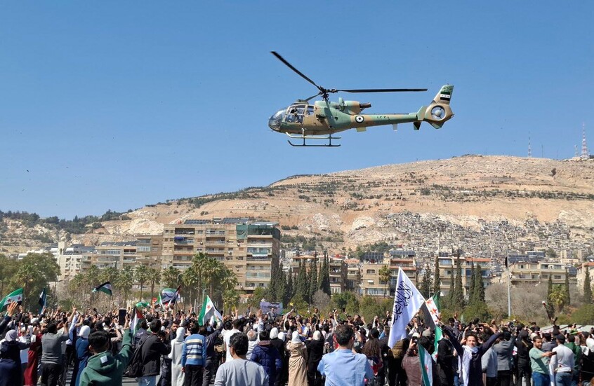 السوريون يحتفلون بذكرى الثورة.. الأهالي للساحات والجيش يرمي الورود والشيباني يغرد (فيديوهات + صور)